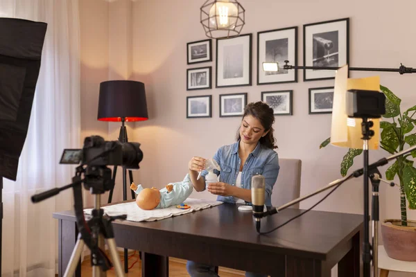 Γυναικεία Vlogger Καταγραφή Φροντιστήριο Για Την Αντλία Του Μαστού Οδηγίες — Φωτογραφία Αρχείου