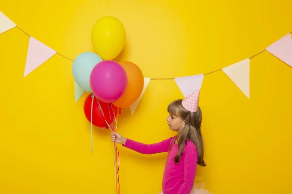 Mooi Klein Meisje Met Plezier Vieren Haar Verjaardag Het Houden — Stockfoto