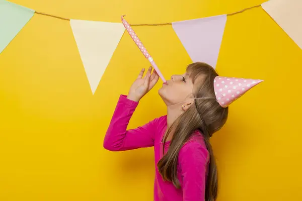 Bella Bambina Divertirsi Celebrando Suo Compleanno Soffiando Fischio Partito Isolato — Foto Stock