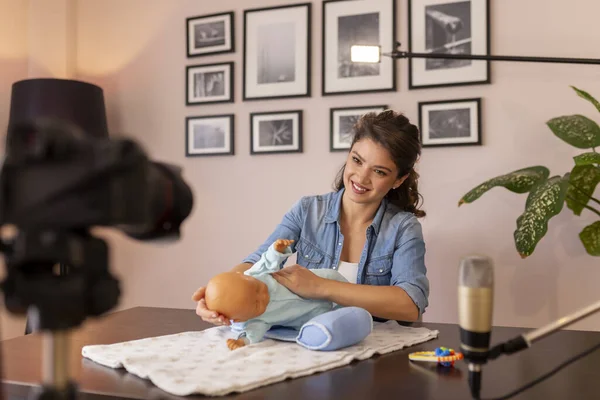 Female Vlogger Making Video Newborn Baby Handling Positioning Part Online — Stock Photo, Image
