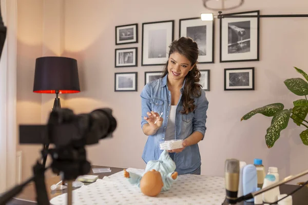 Weibliche Vloger Drehen Video Über Die Reinigung Neugeborener Babyohren Mit — Stockfoto