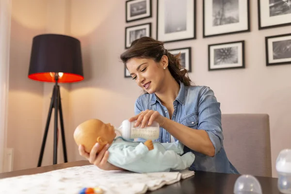 Tutorial Filmagem Enfermeiras Sobre Alimentação Mamadeira Bebê Recém Nascido Manuseio — Fotografia de Stock