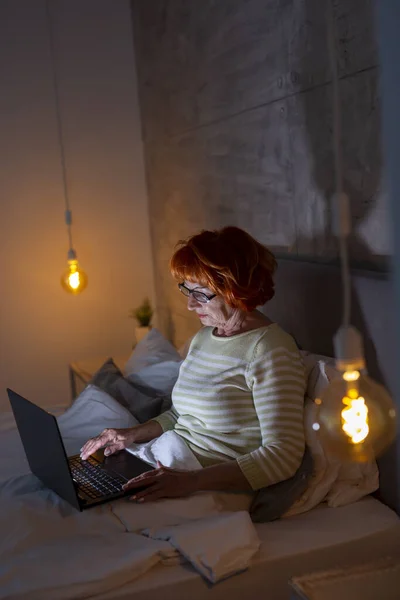 Beautiful Senior Woman Wearing Pajamas Sitting Bed Typing Email Laptop — Stock Photo, Image