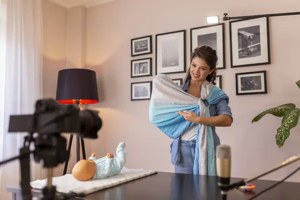 制作关于使用和适当包装婴儿环带的视频的女博客 作为网上分娩课程的一部分 — 图库照片