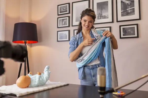 Female Influencer Making Tutorial Use Proper Wrapping Baby Sling Carrier — Stock Photo, Image