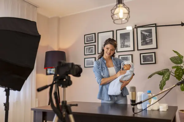 护士在洗澡后制作关于新生儿护理的视频 用毛巾 手拿着 影响者指导新生儿护理 — 图库照片