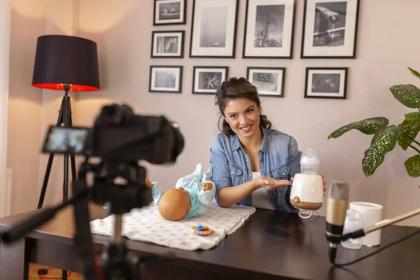 Kvinnlig Vlogger Gör Handledning Baby Flaska Mjölk Beredning Och Uppvärmning — Stockfoto
