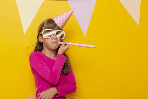 Hermosa Niña Divirtiéndose Celebrando Cumpleaños Usando Gafas Fiesta Soplando Silbato —  Fotos de Stock