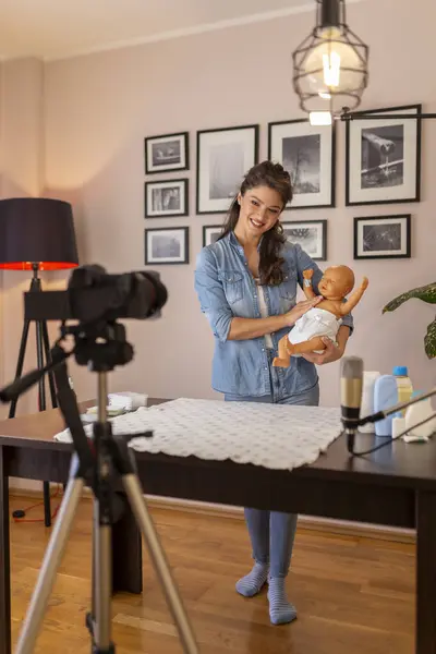 Verpleegster Het Maken Van Video Dubbele Luiers Pasgeboren Baby Juiste — Stockfoto