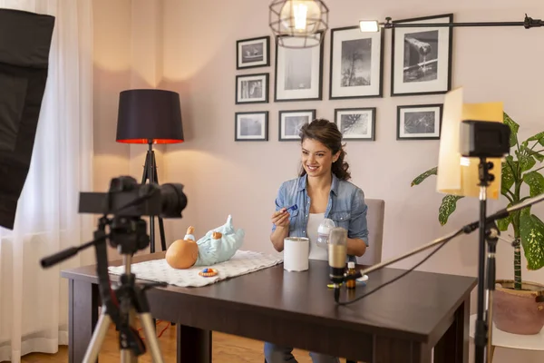 Kvinnlig Vlogger Inspelning Video Nyfödda Nappflaska Utfodring Och Modersmjölksersättning Som — Stockfoto