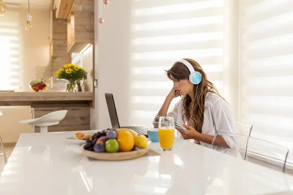 Mujer Tomando Curso Línea Usando Auriculares Escribiendo Planificador Mientras Escucha — Foto de Stock