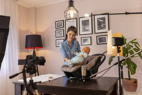 Žena Vlogger Nahrávání Videa Novorozence Manipulace Umístění Použití Autosedačky Pro — Stock fotografie
