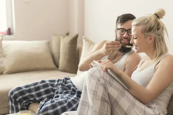 Casal Apaixonado Sentado Sofá Sala Estar Vestindo Pijama Depois Levantar — Fotografia de Stock