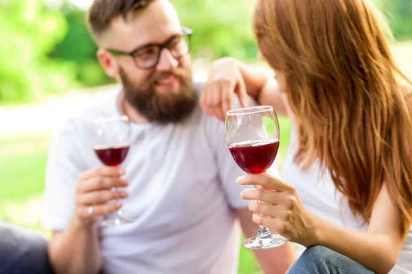 Verliebte Paare Sitzen Auf Einer Picknickdecke Einem Park Halten Weingläser — Stockfoto