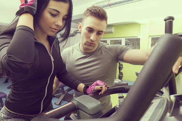 Personal Trainer Giving Workout Instructions Female Gym Client Focus Trainer — Stock Photo, Image