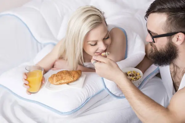 Ett Par Förälskade Pyjamas Och Äter Frukost Sängen Killen Matar — Stockfoto