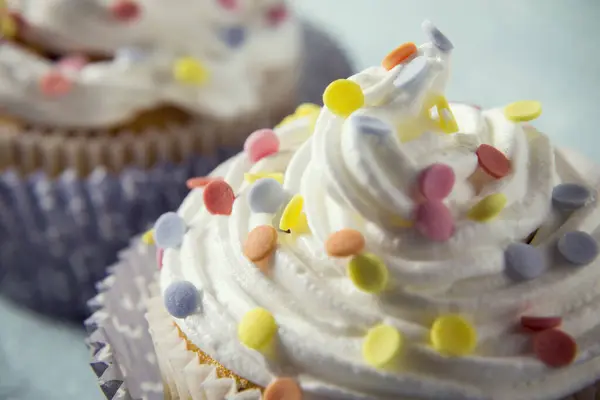 Närbild Kräm Med Färgglada Strössel Cupcake — Stockfoto