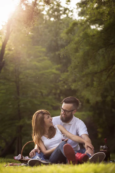 Couple Love Sitting Picnic Blanket Park Talking Each Other Drinking — Stock Photo, Image