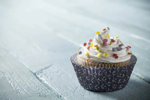 Süslü Bir Kek Kremalı Renkli Serpilmiş Açık Mavi Ahşap Tahta — Stok fotoğraf