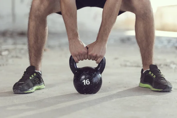 Detail Sportsman Lifting Kettlebell Weight Part Hard Workout — Stock Photo, Image