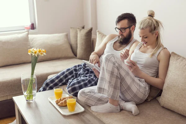 Par Förälskade Sitter Soffan Vardagsrummet Bär Pyjamas Efter Att Stigit — Stockfoto