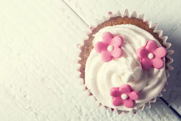 Bovenaanzicht Van Een Mooi Versierde Romige Cupcake Geplaatst Een Houten — Stockfoto