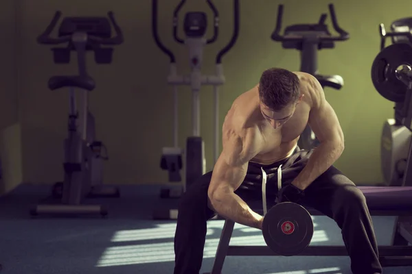 Young Muscular Built Athlete Working Out Gym Sitting Weightlifting Machine — Stock Photo, Image
