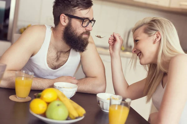 Ett Par Förälskade Som Sitter Vid Ett Köksbord Äter Frukost — Stockfoto