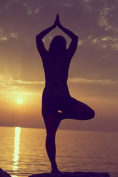 Silhouette Young Woman Practicing Yoga Rocky Shore Syvota Bay Greece — Stock Photo, Image