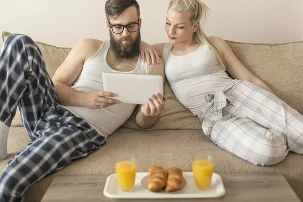 Aşık Bir Çift Oturma Odasındaki Kanepede Oturuyor Sabah Kalktıktan Sonra — Stok fotoğraf