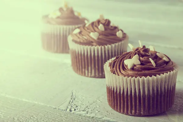 Gros Plan Cupcake Chocolat Joliment Décoré Sur Fond Bois — Photo