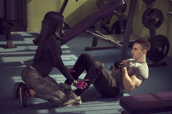 Attractive Young Couple Working Out Gym Doing Sit Ups Floor — Stock Photo, Image