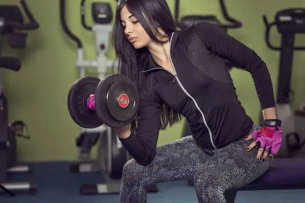 Attractive Muscular Young Woman Working Out Gym Lifting Weights — Stock Photo, Image