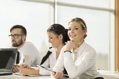 Toplantı odasında dört iş adamı.