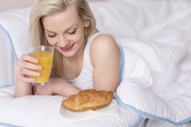 Yalan ve yatakta kahvaltı güzel genç kadın