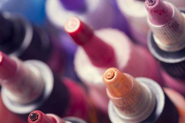 Renkli dövme şişeleri, üst görünüm, stüdyo izole edilmiş.