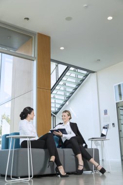 Ofiste birlikte çalışan iki iş arkadaşı.