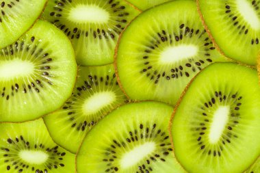 Yığınla kivi dilimleri üst üste yığılmış.