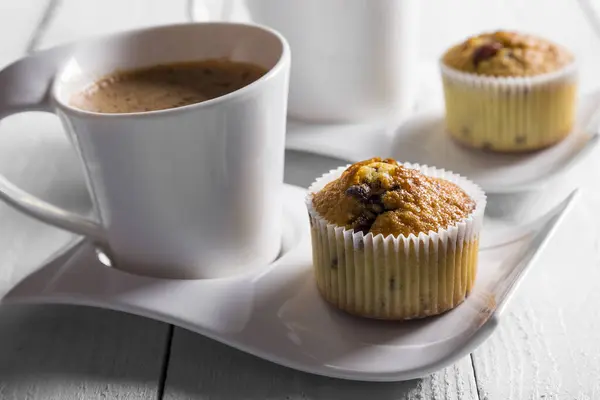 Två Koppar Kaffe Tallrikar Bredvid Choklad Crunches Muffins Ett Träbord — Stockfoto