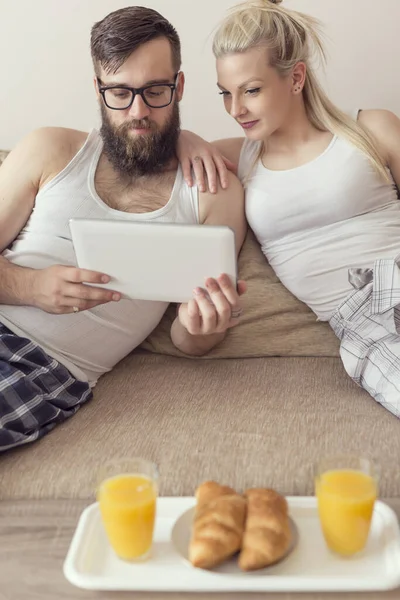Casal Apaixonado Sentado Sofá Sala Estar Vestindo Pijama Depois Levantar — Fotografia de Stock