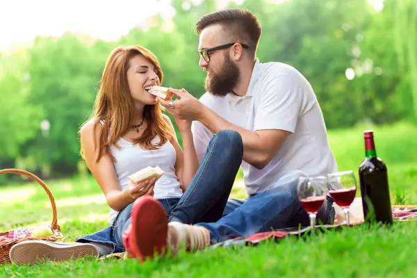 Verliebtes Paar Sitzt Auf Einem Picknick Park Isst Sandwiches Trinkt — Stockfoto