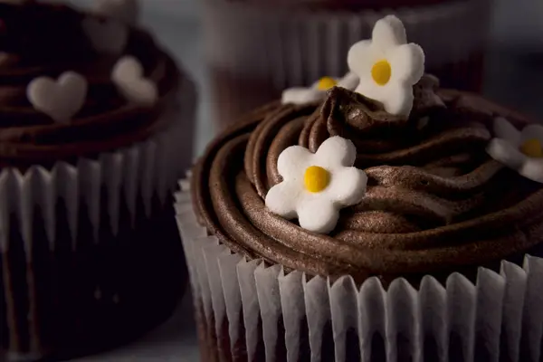 Flera Choklad Fint Dekorerade Muffins Trä Bakgrund — Stockfoto