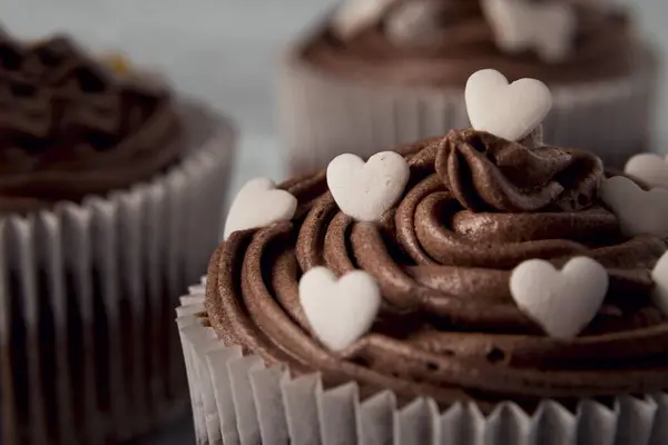 Muffin Cioccolato Multipli Ben Decorati Uno Sfondo Legno — Foto Stock