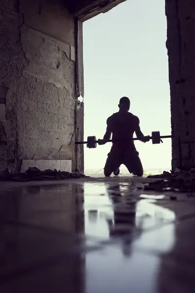Muscular Atlético Construído Jovem Atleta Levantar Pesos Edifício Ruína Lado — Fotografia de Stock