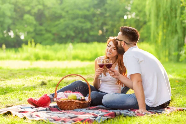 Verliebtes Paar Sitzt Auf Einer Picknickdecke Einem Park Hält Weingläser — Stockfoto
