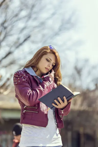 Young Beautiful Business Woman Break Park Making Field Report Speaking — Stock Photo, Image