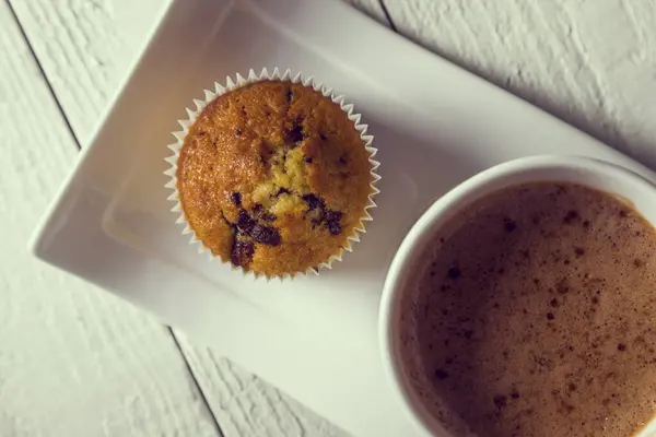 Secangkir Kopi Piring Sebelah Coklat Crunches Muffin Atas Meja Kayu — Stok Foto