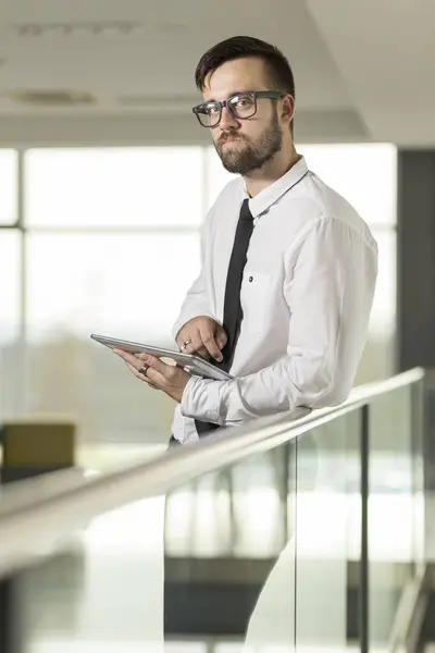 Empresário Sucesso Prédio Escritórios Segurando Tablet Preparando Para Uma Reunião — Fotografia de Stock