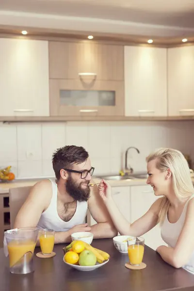 Ett Par Förälskade Som Sitter Vid Ett Köksbord Äter Frukost — Stockfoto