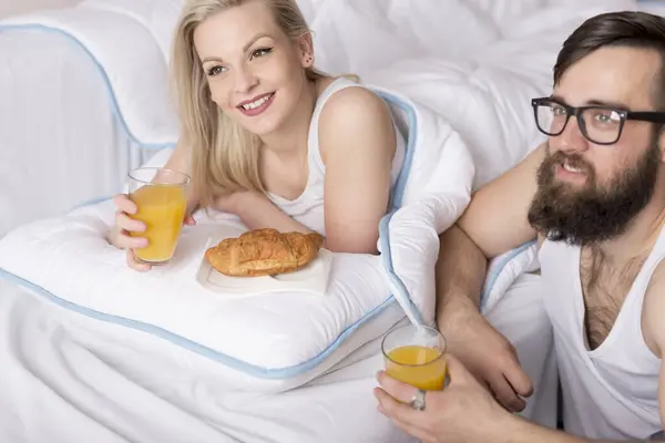 Par Förälskade Pyjamas Och Äter Frukost Sängen — Stockfoto